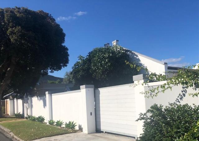 The Lily House Hotel Hermanus Bagian luar foto